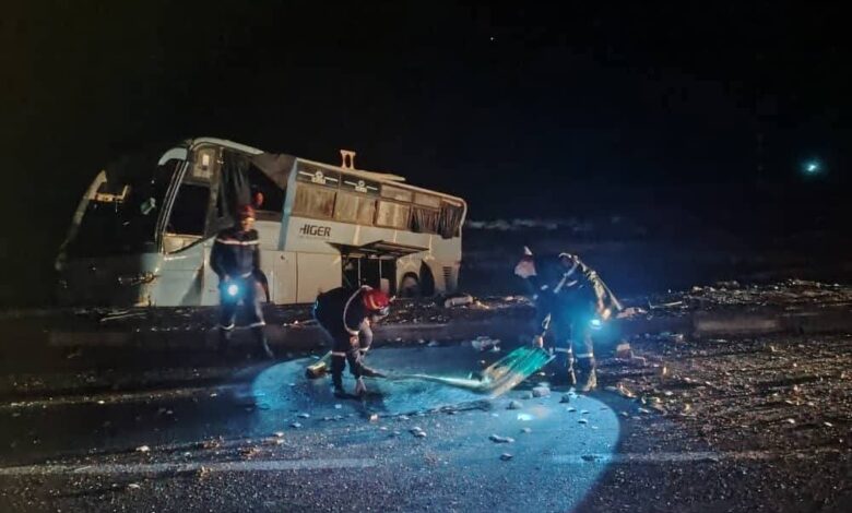 إصابة 37 شخصاً في انقلاب حافلة نقل مسافرين جنوب شرق الجزائر