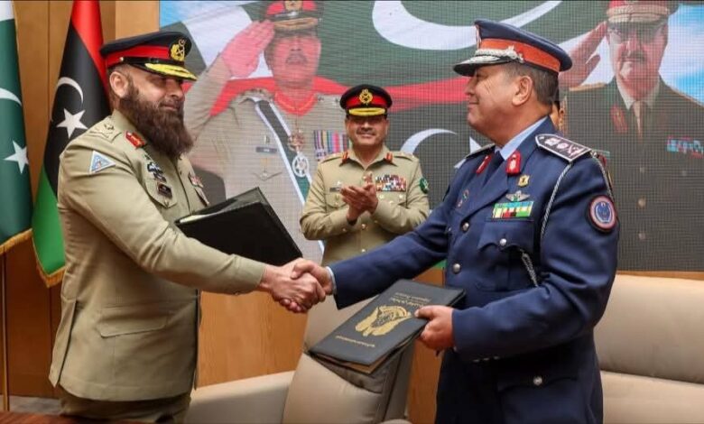 اتفاق تعاون عسكري بين ليبيا وباكستان عقب اجتماع في بنغازي