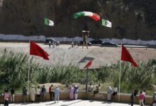 مغامرة طريفة: رياح قوية تنحرف بشاب جزائري يمارس القفز بالمظلة ليهبط داخل الأراضي المغربية