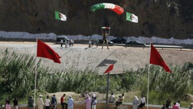 مغامرة طريفة: رياح قوية تنحرف بشاب جزائري يمارس القفز بالمظلة ليهبط داخل الأراضي المغربية 2 مغامرة طريفة: رياح قوية تنحرف بشاب جزائري يمارس القفز بالمظلة ليهبط داخل الأراضي المغربية