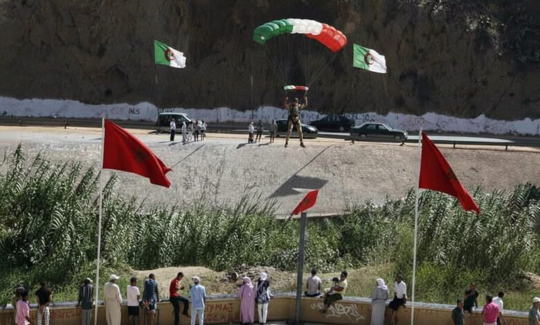 مغامرة طريفة: رياح قوية تنحرف بشاب جزائري يمارس القفز بالمظلة ليهبط داخل الأراضي المغربية 1 مغامرة طريفة: رياح قوية تنحرف بشاب جزائري يمارس القفز بالمظلة ليهبط داخل الأراضي المغربية