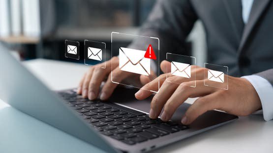 عمليات احتيال تستهدف الجزائريين عبر “البطاقة الذهبية” وتطبيق “بريدي موب”