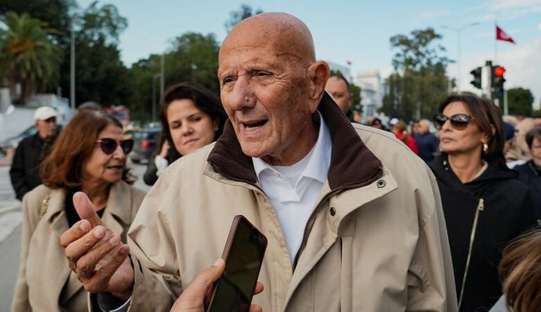 اقتُحم منزل العائلة.. السلطات التونسية تعتقل المعارض أحمد نجيب الشابي