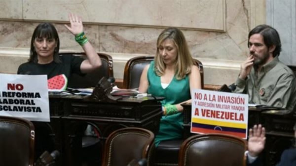 نواب أرجنتينيون يعلنون ولاءهم لفلسطين خلال القسم البرلماني 1 نواب أرجنتينيون يعلنون ولاءهم لفلسطين خلال القسم البرلماني