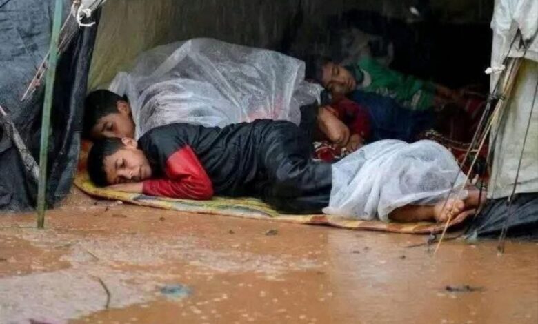 أمطار غزيرة تغرق خيام النازحين في غزة وتفاقم الأزمة الإنسانية 1 أمطار غزيرة تغرق خيام النازحين في غزة وتفاقم الأزمة الإنسانية