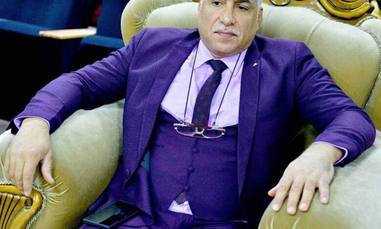 جهاز الامن العراقي يعتقل استاذ في جامعة واسط؛ بعد أن ظهر بمقطع فيديو، ادعى فيه قيادة "تجمع ثوري" لقلب نظام الحكم 1 جهاز الامن العراقي يعتقل استاذ في جامعة واسط؛ بعد أن ظهر بمقطع فيديو، ادعى فيه قيادة "تجمع ثوري" لقلب نظام الحكم