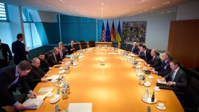 المحادثات بين الوفدين الأمريكي والأوكراني تتواصل اليوم في برلين 3 المحادثات بين الوفدين الأمريكي والأوكراني تتواصل اليوم في برلين