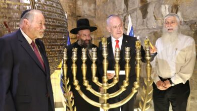 نتنياهو يقتحم حائط البراق ويشعل شمعدان الحانوكاه وسط توترات في القدس 4 نتنياهو يقتحم حائط البراق ويشعل شمعدان الحانوكاه وسط توترات في القدس