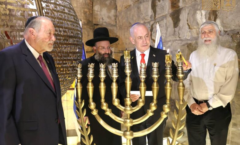 نتنياهو يقتحم حائط البراق ويشعل شمعدان الحانوكاه وسط توترات في القدس 1 نتنياهو يقتحم حائط البراق ويشعل شمعدان الحانوكاه وسط توترات في القدس