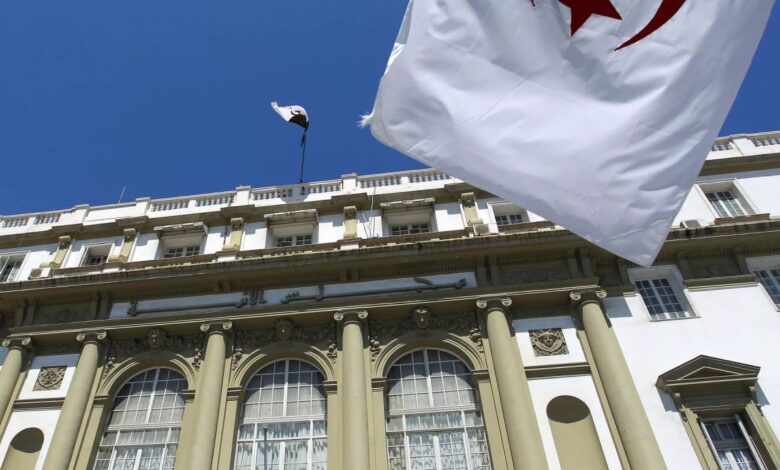 بعد إعلان المقاطعة... الأحزاب الجزائرية تتهيأ للانتخابات النيابية 1 بعد إعلان المقاطعة... الأحزاب الجزائرية تتهيأ للانتخابات النيابية