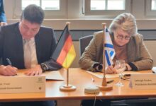 إسرائيل وألمانيا توقعان اتفاقية موسعة لتطوير منظومة الدفاع الصاروخي "آرو 3"