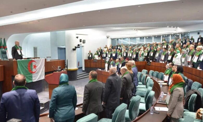البرلمان الجزائري يناقش مشروع قانون تجريم الاستعمار الفرنسي