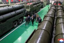 كيم جونغ أون يتفقد مصنع قاذفات صواريخ جديدة ويصفها بوسيلة ضربة رئيسية