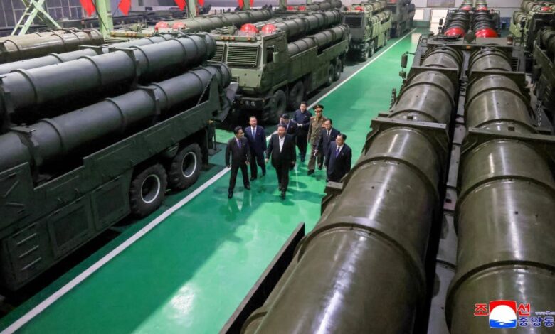 كيم جونغ أون يتفقد مصنع قاذفات صواريخ جديدة ويصفها بوسيلة ضربة رئيسية 1 كيم جونغ أون يتفقد مصنع قاذفات صواريخ جديدة ويصفها بوسيلة ضربة رئيسية