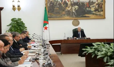 الحكومة الجزائرية تقرر زيادات في الأجر القاعدي ومنحة البطالة والتقاعد