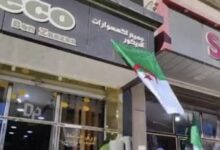 السلطات الجزائرية تفرض عرض العلم الوطني على واجهات المتاجر في منطقة القبائل
