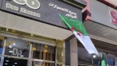 السلطات الجزائرية تفرض عرض العلم الوطني على واجهات المتاجر في منطقة القبائل 2 السلطات الجزائرية تفرض عرض العلم الوطني على واجهات المتاجر في منطقة القبائل