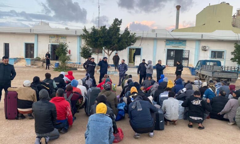 ليبيا ترحل 122 مهاجراً غير شرعي عبر منفذ أمساعد