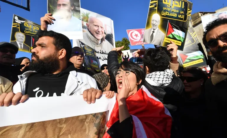 تونس: مظاهرة جديدة تطالب بالإفراج عن المعتقلين السياسيين ورفع القيود على الحريات 1 تونس: مظاهرة جديدة تطالب بالإفراج عن المعتقلين السياسيين ورفع القيود على الحريات