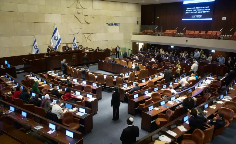 الكنيست يوافق بالقراءة الأولى على اقتراح لبيد لتبني خطة ترامب بشأن غزة
