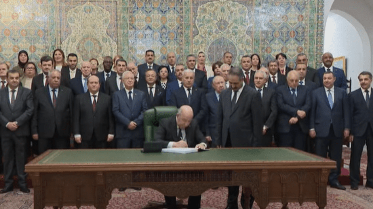 الرئيس الجزائري عبد المجيد تبون يوقع على قانون المالية 2026 2 الرئيس الجزائري عبد المجيد تبون يوقع على قانون المالية 2026