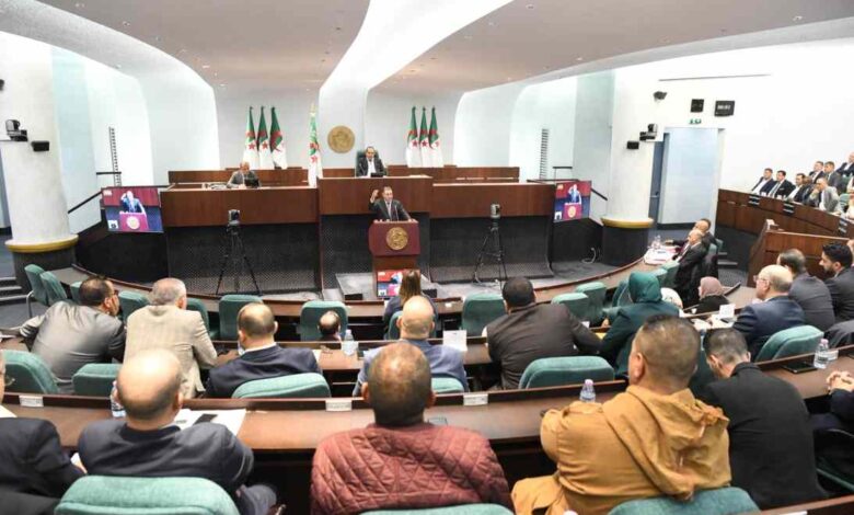 الجزائر.. نائب برلماني يحمل أبناء المسؤولين والأثرياء مسؤولية حوادث المرور