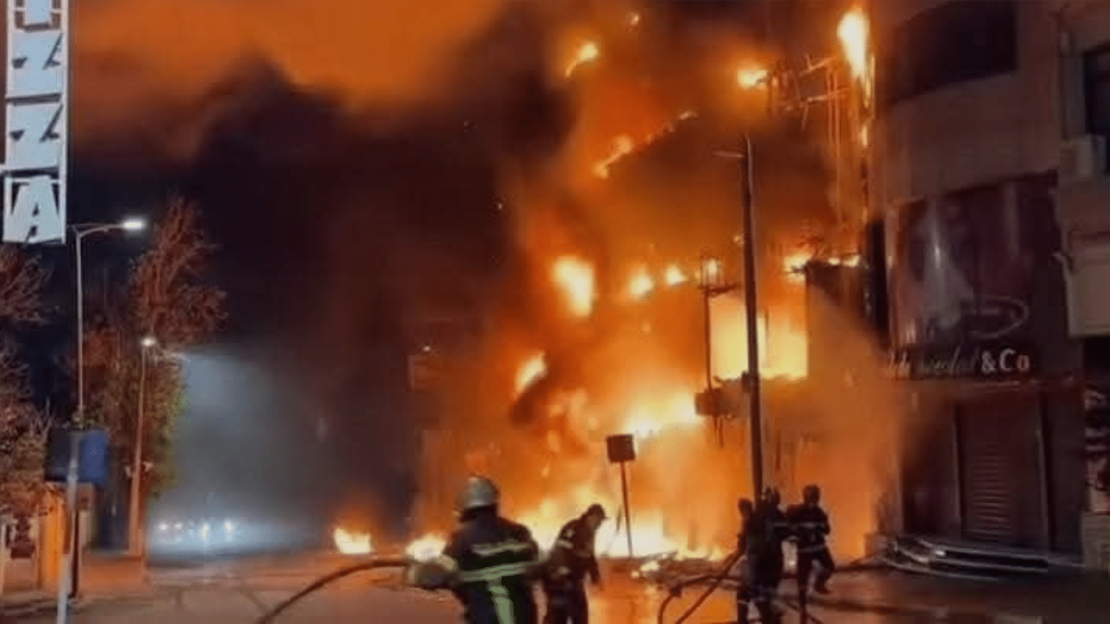 اندلاع حريق هائل في محلات تجارية بالجزائر العاصمة