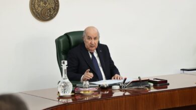 الرئيس الجزائري يأمر بتأجيل التعديل التقني للدستور