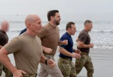 نائب الرئيس الأميركي يشارك في تدريب شاق مع قوات نافي سيلز في كاليفورنيا