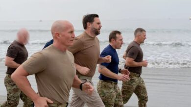 نائب الرئيس الأميركي يشارك في تدريب شاق مع قوات نافي سيلز في كاليفورنيا