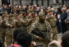 بريطانيا تطلق برنامجًا تجريبيًا لتجنيد الشباب قبل سن 25