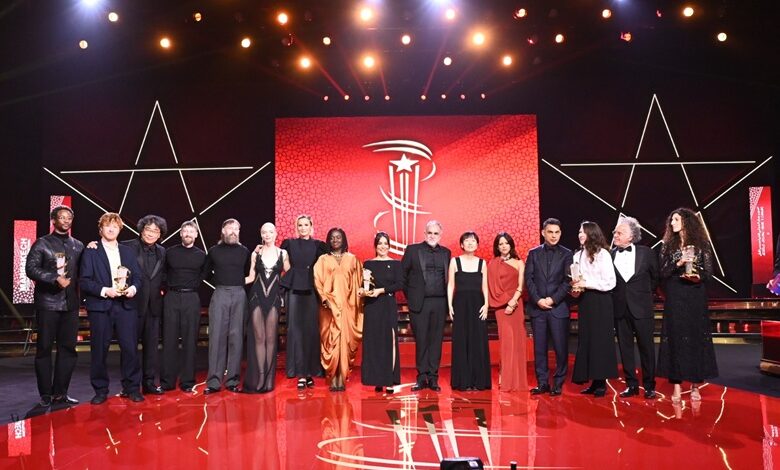 الفيلم التونسي "سماء بلا أرض" يتوّج بجائزتين في مهرجان مراكش الدولي للفيلم 1 الفيلم التونسي "سماء بلا أرض" يتوّج بجائزتين في مهرجان مراكش الدولي للفيلم