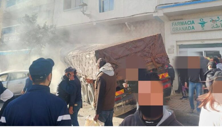 حادث مأساوي في الفنيدق بالمغرب: 3 قتلى و8 جرحى بعد اصطدام شاحنة بمقهى شعبي 1 حادث مأساوي في الفنيدق بالمغرب: 3 قتلى و8 جرحى بعد اصطدام شاحنة بمقهى شعبي