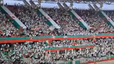 الأعلام الجزائرية ترفرف في المدرجات.. الشناوة يرددون: الجزائر موحدة ضد دعوات تقسيم منطقة القبائل 3 الأعلام الجزائرية ترفرف في المدرجات.. الشناوة يرددون: الجزائر موحدة ضد دعوات تقسيم منطقة القبائل