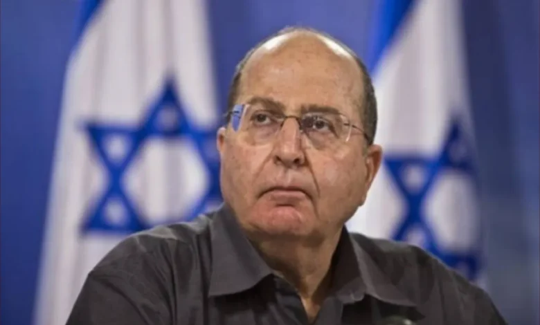 موشيه يعلون يشارك في وقفة احتجاجية ضد العفو الممنوح لرئيس الوزراء الإسرائيلي 1 موشيه يعلون يشارك في وقفة احتجاجية ضد العفو الممنوح لرئيس الوزراء الإسرائيلي