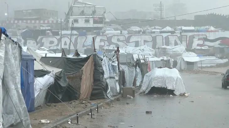 غزة: أمطار غزيرة تُغرق خيام النازحين وتفاقم الكارثة الإنسانية 1 غزة: أمطار غزيرة تُغرق خيام النازحين وتفاقم الكارثة الإنسانية