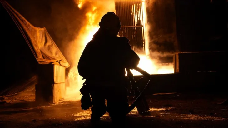 حريق واسع يضرب منشآت الطاقة في أوديسا جراء قصف روسي