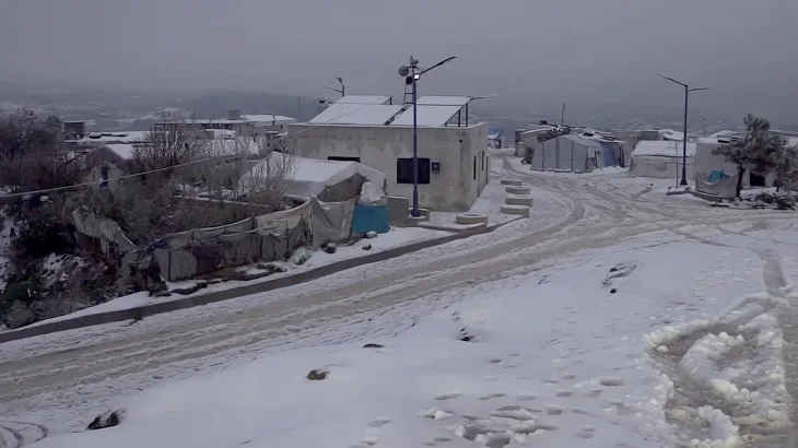 أمطار وثلوج تهدد حياة آلاف النازحين في مخيمات شمال غربي سوريا