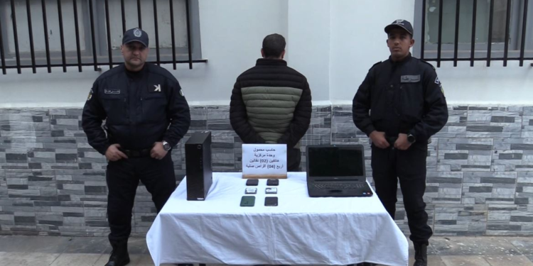 الشرطة الجزائرية توقف “هاكر” خلف 140 ألف هجمة سيبرانية بعد رصده من طرف الأنتربول