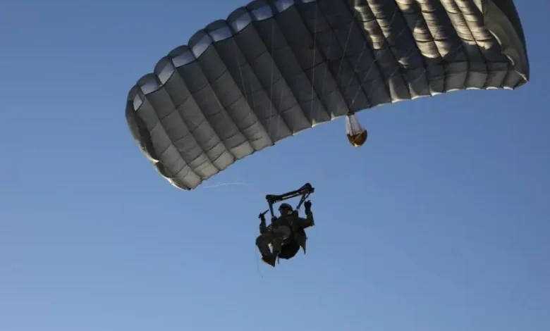 إسبانيا ترصد استخدام الطائرات الشراعية لعبور المهاجرين نحو سبتة ومليلية