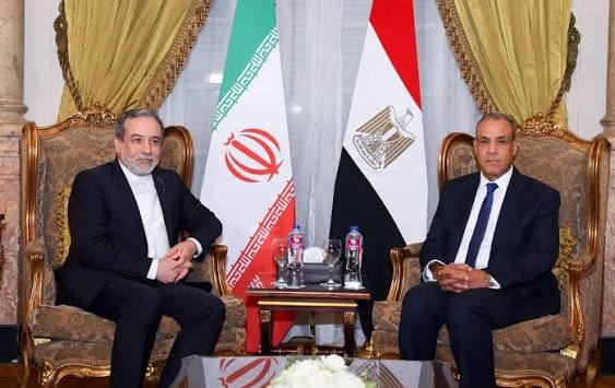 مصر وإيران تبحثان تعزيز التعاون والتسوية النووية