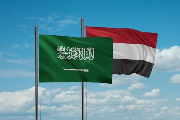 الحكومة اليمنية ترحب بالبيان السعودي حول تطورات حضرموت والمهرة