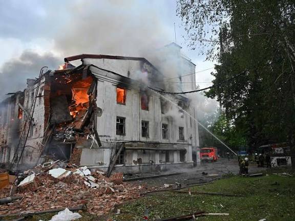 قتـ ـلى وجرحى في قصف روسي واسع على كييف وخاركيف وموسكو تعلن إسقاط مسيّرات