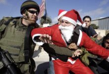 الشرطة الإسرائيلية تعتدي على "بابا نويل" وتثير غضب المنصات