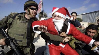 الشرطة الإسرائيلية تعتدي على "بابا نويل" وتثير غضب المنصات