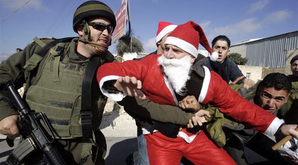 الشرطة الإسرائيلية تعتدي على "بابا نويل" وتثير غضب المنصات