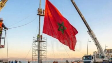 المغرب يرفع علما وطنيا عملاقا في طنجة. يمكن رؤيته بوضوح من الاراضي الاسبانية 4 المغرب يرفع علما وطنيا عملاقا في طنجة. يمكن رؤيته بوضوح من الاراضي الاسبانية