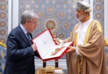 سلطان عُمان يمنح غوتيريش وساما من الدرجة الأولى