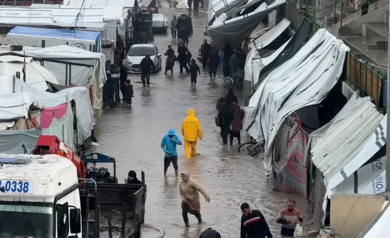 انهيار المباني وغرق الخيام يفاقم معاناة 1.5 مليون نازح في غزة 1 انهيار المباني وغرق الخيام يفاقم معاناة 1.5 مليون نازح في غزة