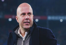 المدرب الهولندي يثني على نجم مصر بعد فوز ليفربول